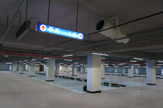 구로구가 고척근린공원에 신설된 지하주차장을 이달부터 운영한다. 구로구는 고척동과 개봉동 주거밀집지역의 주차난 해소와 공원 이용객의 주차 편의를 위해 지하주차장 공사를 2014년 3월 시작해 지난달에 완공 한 바 있다. 이용문의는 전화(850-0919)로 하면 된다. 구로구 제공